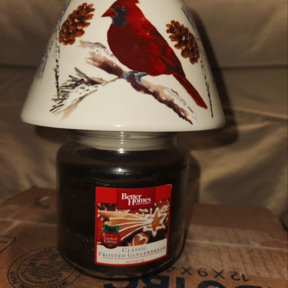 Better homes and gardens classic frosted gingerbread candle with shade - Picture 1 of 4